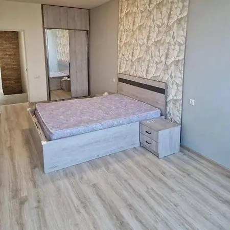 Robert Sveciu Cez Noc דירה *